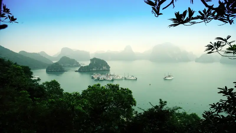  Halong Bay (Hanoi)