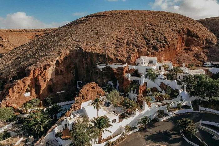 Tragovima Césara Manriquea